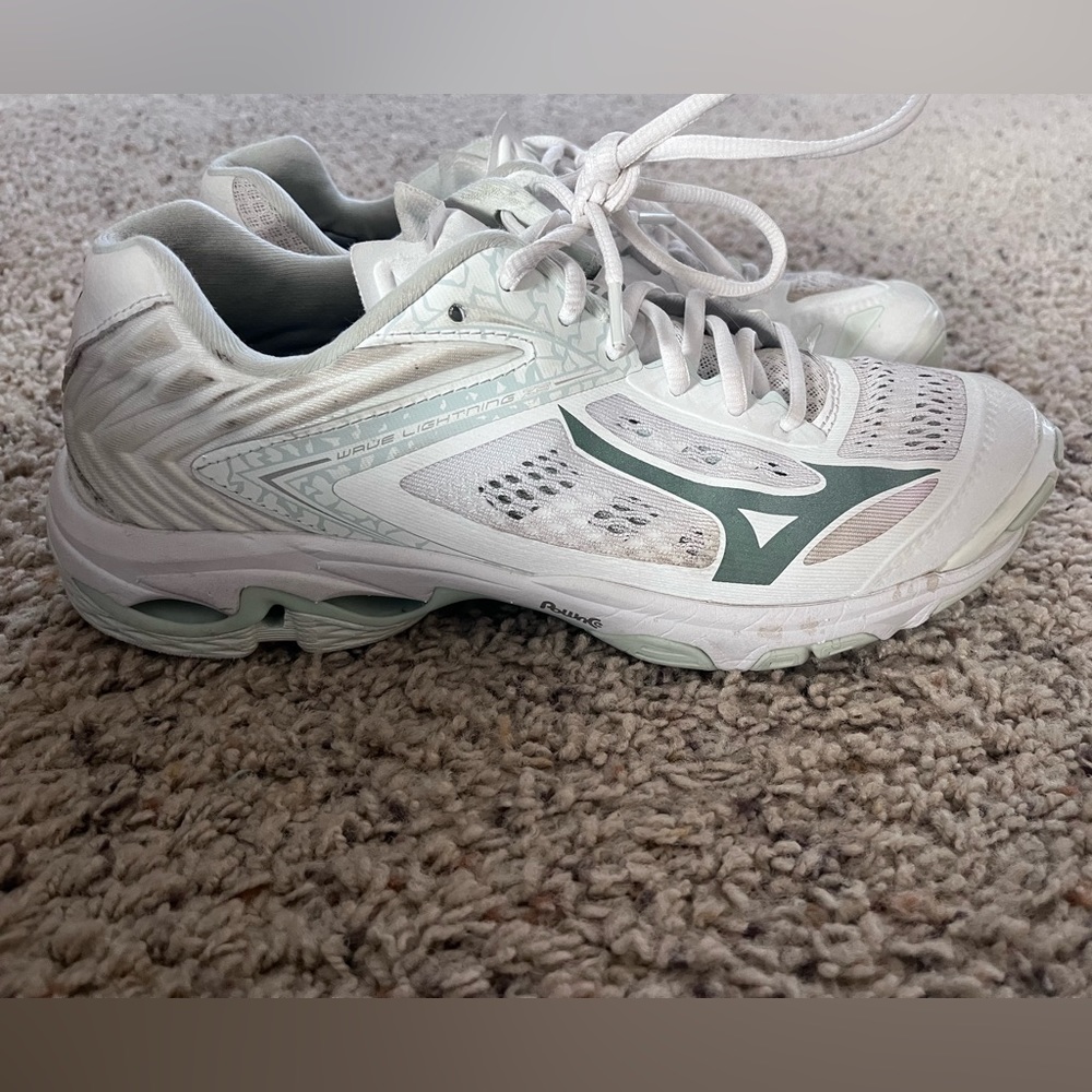 Volleyball Shoes, women’s size 10. EUC.